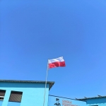 Maszt flagowy aluminiowy 8m z flagą Polski Szkoła Podstawowa