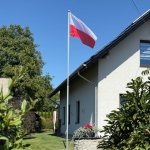 Maszt flagowy z flagą Polski przydomowy Pszczyna