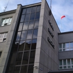 Maszt z flagą na dachu Radio Katowice
