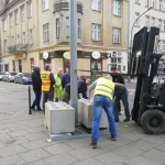 Montaż bloków betonowych 500kg dociążających żerdzie energetyczne Kraków
