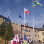 Szkoła Podstawowa nr 3 im. Jana Pawła II w Pszczynie dostawa i montaż 3 masztów flagowych